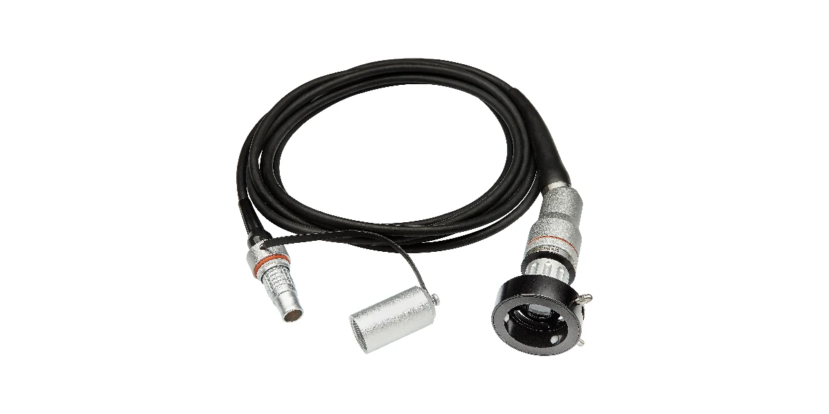 Cabo de câmera enrolado, com conector, adaptador de rosca e acoplador de endoscópio.