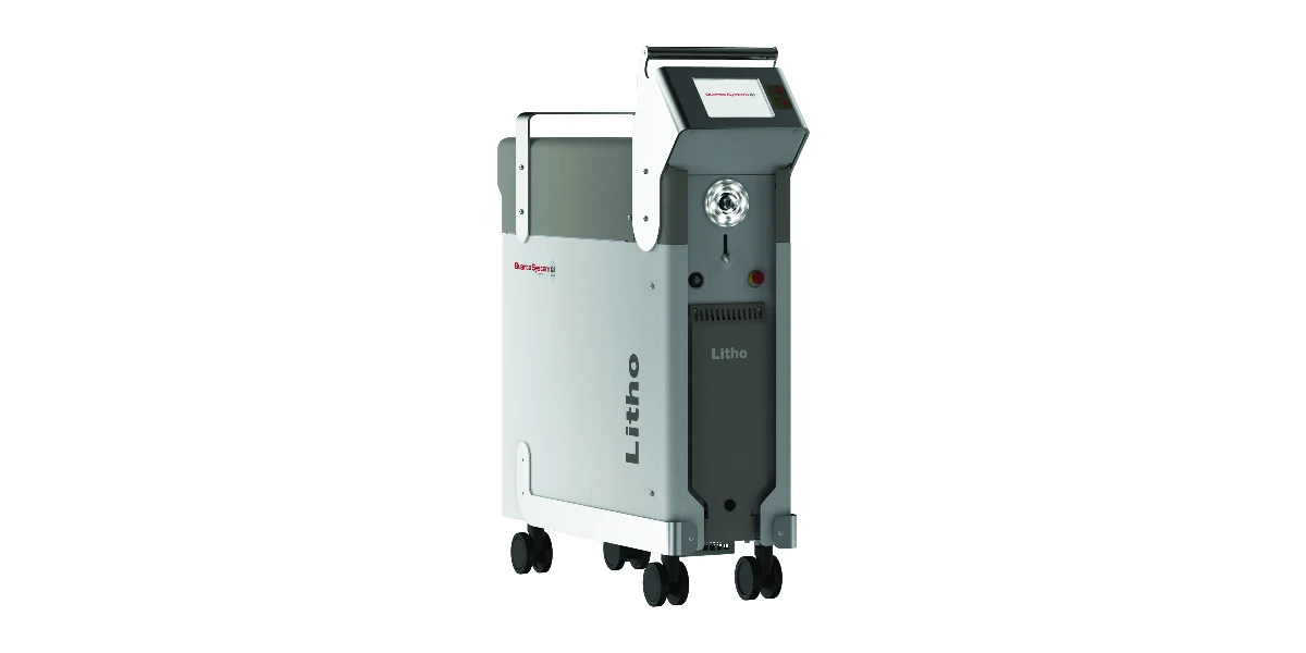 Equipamento de litotripsia em coluna móvel, com tela de comando no topo, conector no painel frontal e rodízios na base.