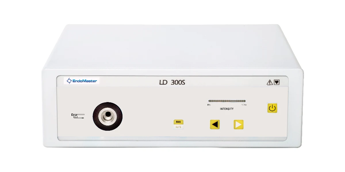 Fonte de luz de bancada EndoMaster LD 300S, com saída para cabo de fibra óptica e controle de intensidade no painel.